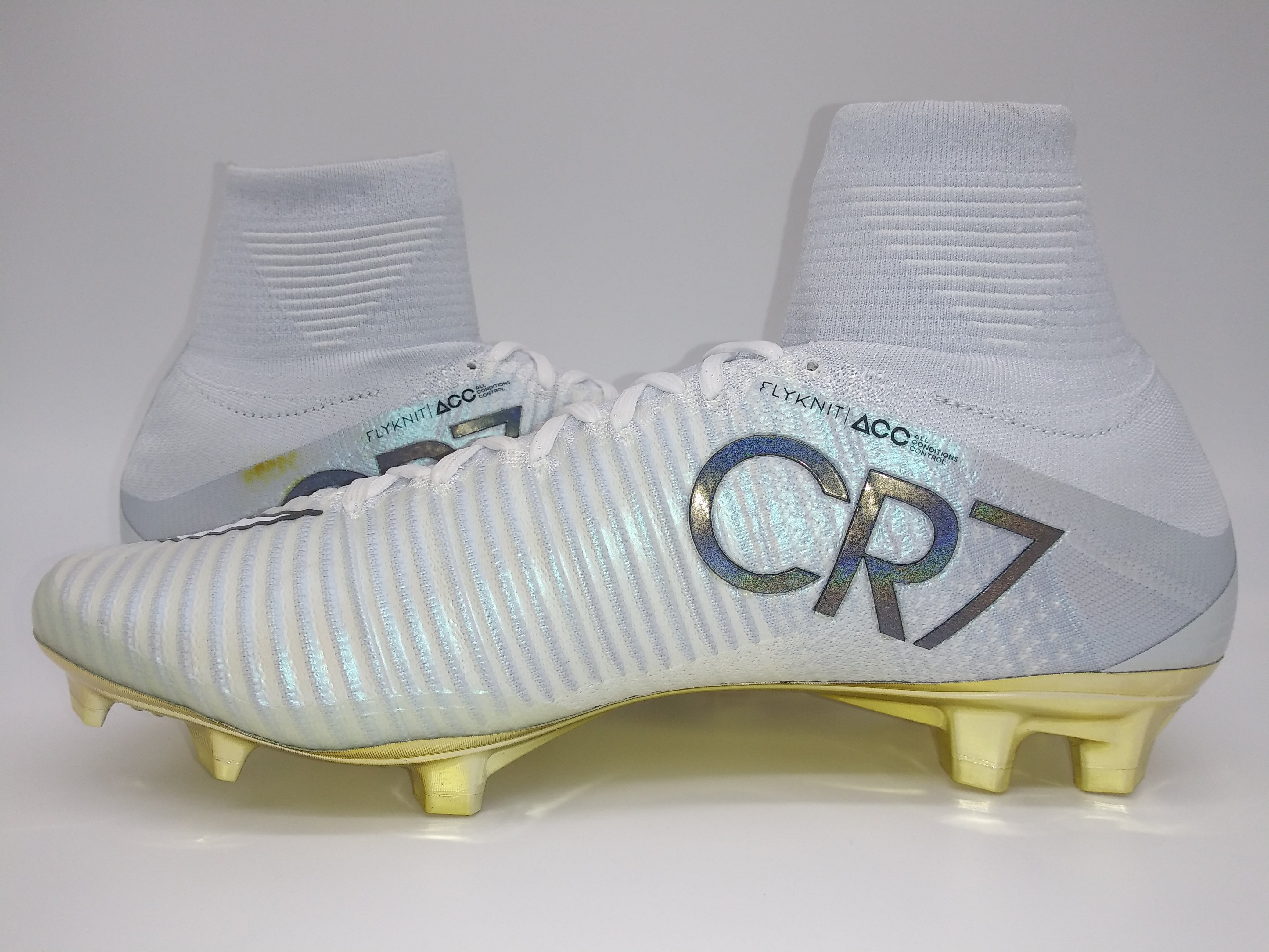 White and gold outlet cr7 soccer cleats